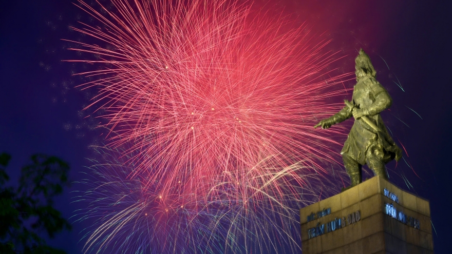 TP.HCM rực rỡ đêm 30/4, người dân nô nức xem pháo hoa