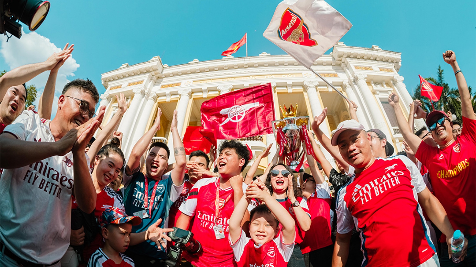 FPT Play cùng fan Arsenal ăn mừng cúp vô địch Ngoại Hạng Anh