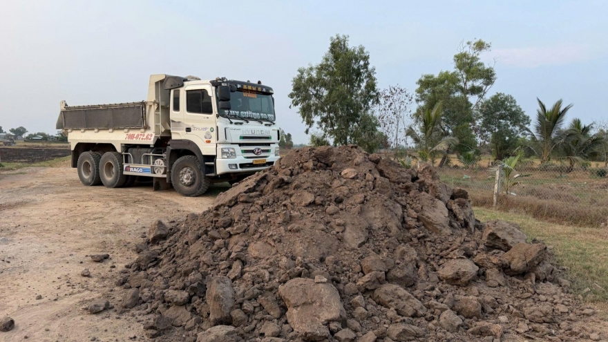 Tây Ninh triệt phá nhóm khai thác đất mặt ruộng, thu lợi hàng trăm triệu đồng