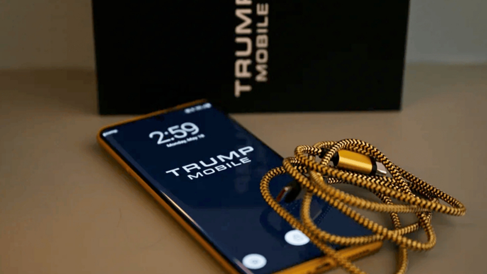 Điện thoại T1 của Trump Mobile vừa đến tay khách hàng đã gặp tranh cãi