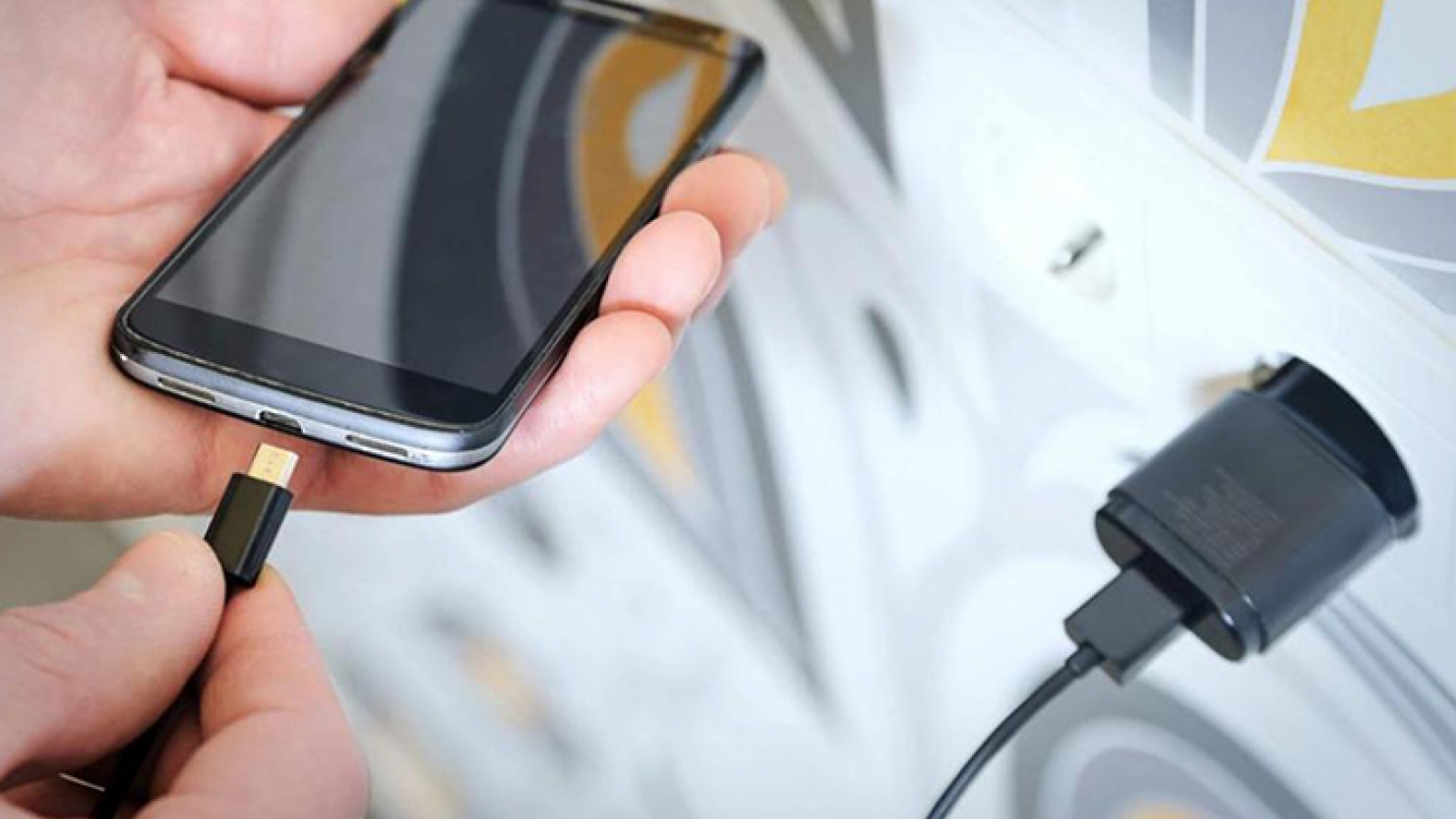 Đây là các sai lầm âm thầm rút ngắn tuổi thọ pin smartphone và xe điện