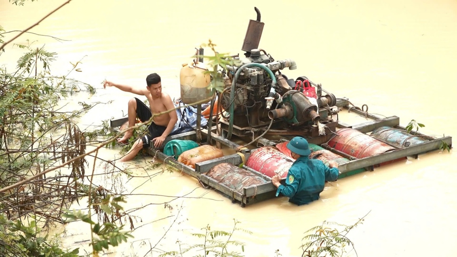 Truy tìm chủ sở hữu máy bơm dưới kênh để hút cát trái phép ở Lâm Đồng