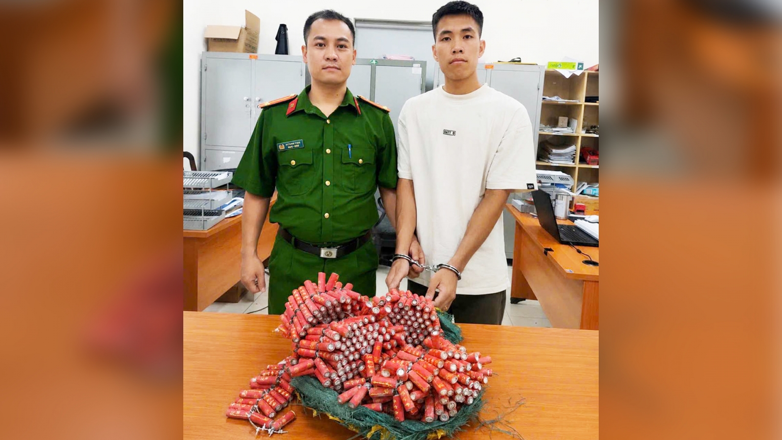 Bắt nóng đối tượng buôn pháo nổ qua ứng dụng giao hàng nhanh tại Hà Nội