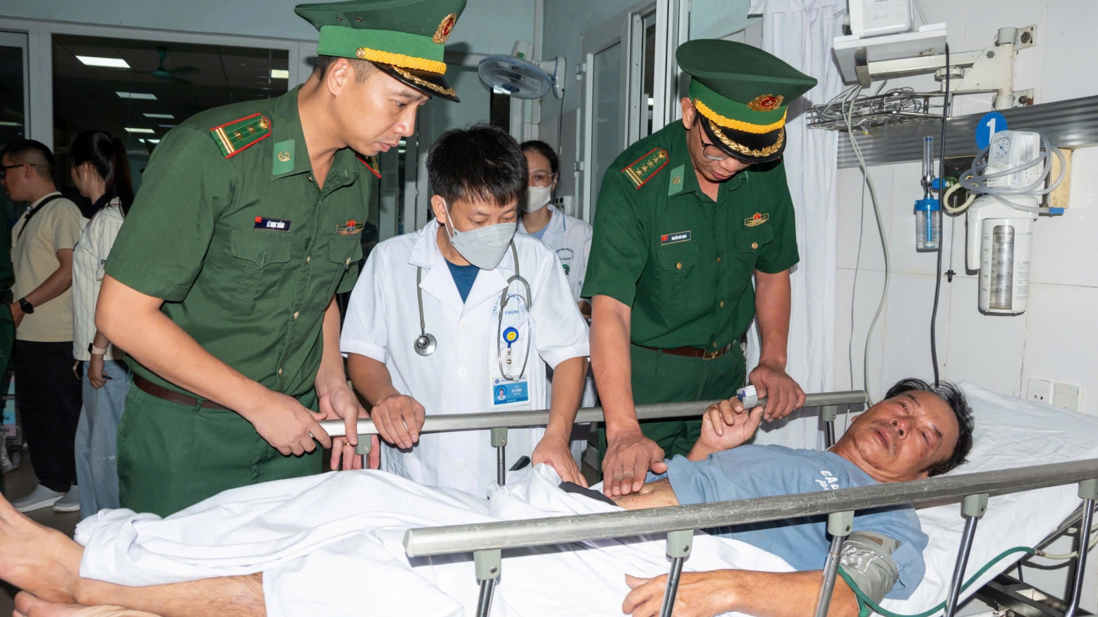 Xuyên đêm cứu các ngư dân tàu cá gặp nạn trên biển Bạch Long Vĩ vào bờ