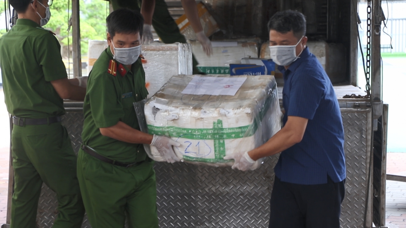 Triệt phá đường dây mua bán chất độc Xyanua xuyên biên giới quy mô lớn