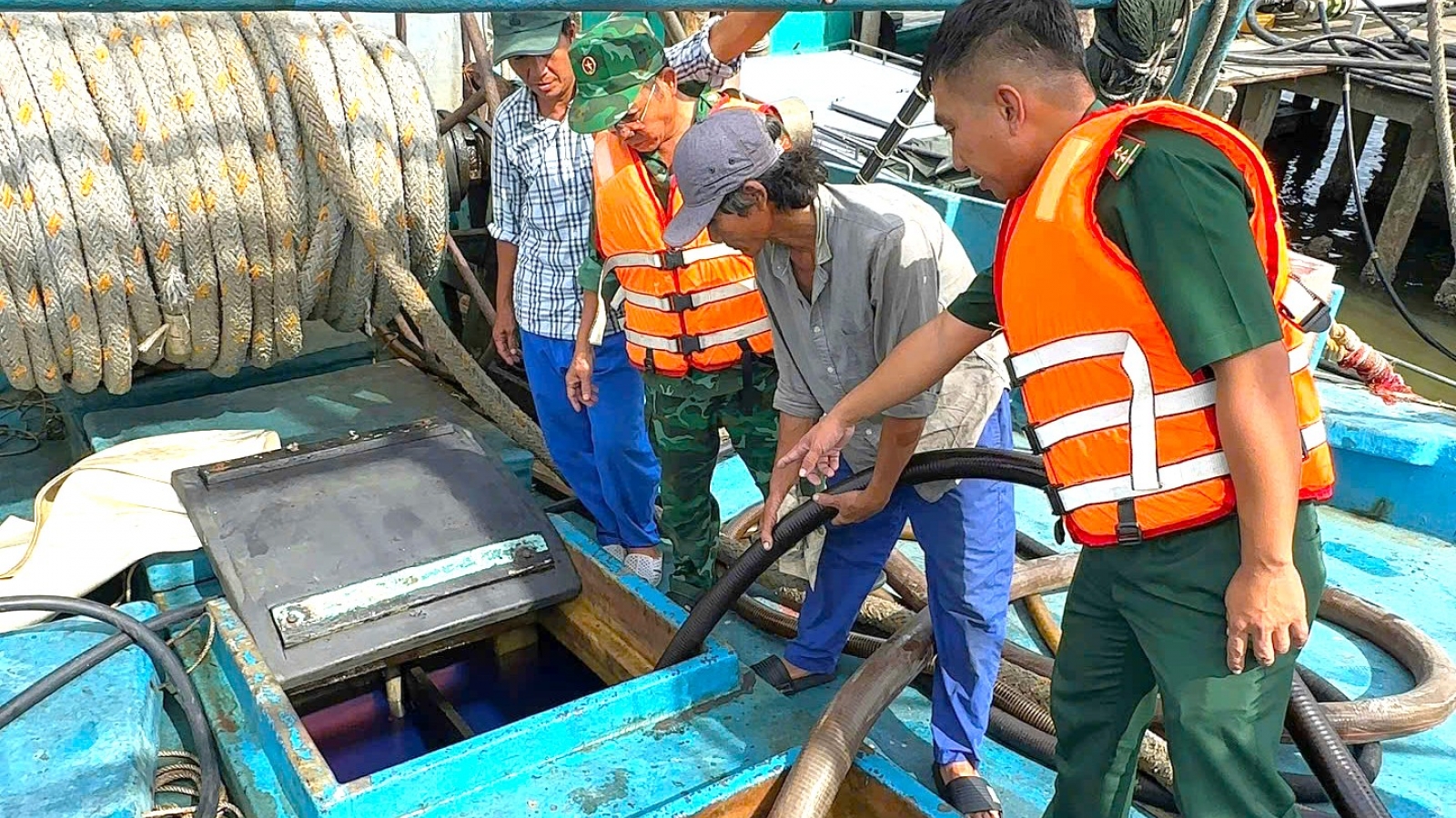 Phát hiện tàu cá vận chuyển hơn 31.000 lít dầu không rõ nguồn gốc