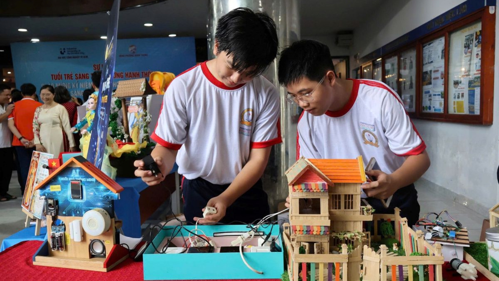 Khi học sinh “chạm” vào công nghệ bằng những sản phẩm thực tiễn