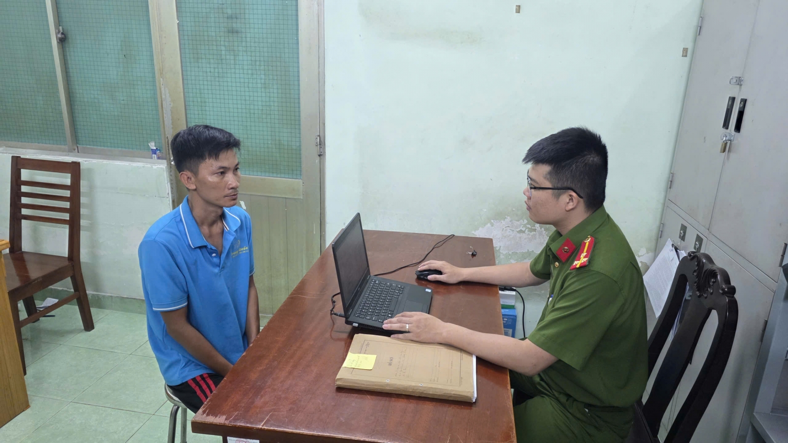 Tạm giữ khẩn cấp người đàn ông đánh con riêng của vợ ở TP.HCM
