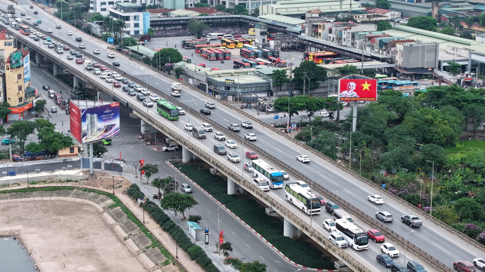 Giao thông Hà Nội ngày 1/5 “dễ thở” hiếm thấy, nội đô vắng vẻ