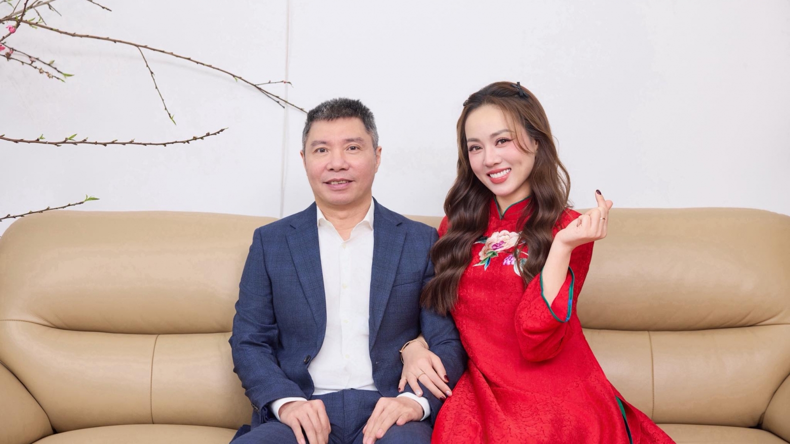 Sao Việt 23-5: Vợ NSND Công Lý phủ nhận có đại gia "bao nuôi"