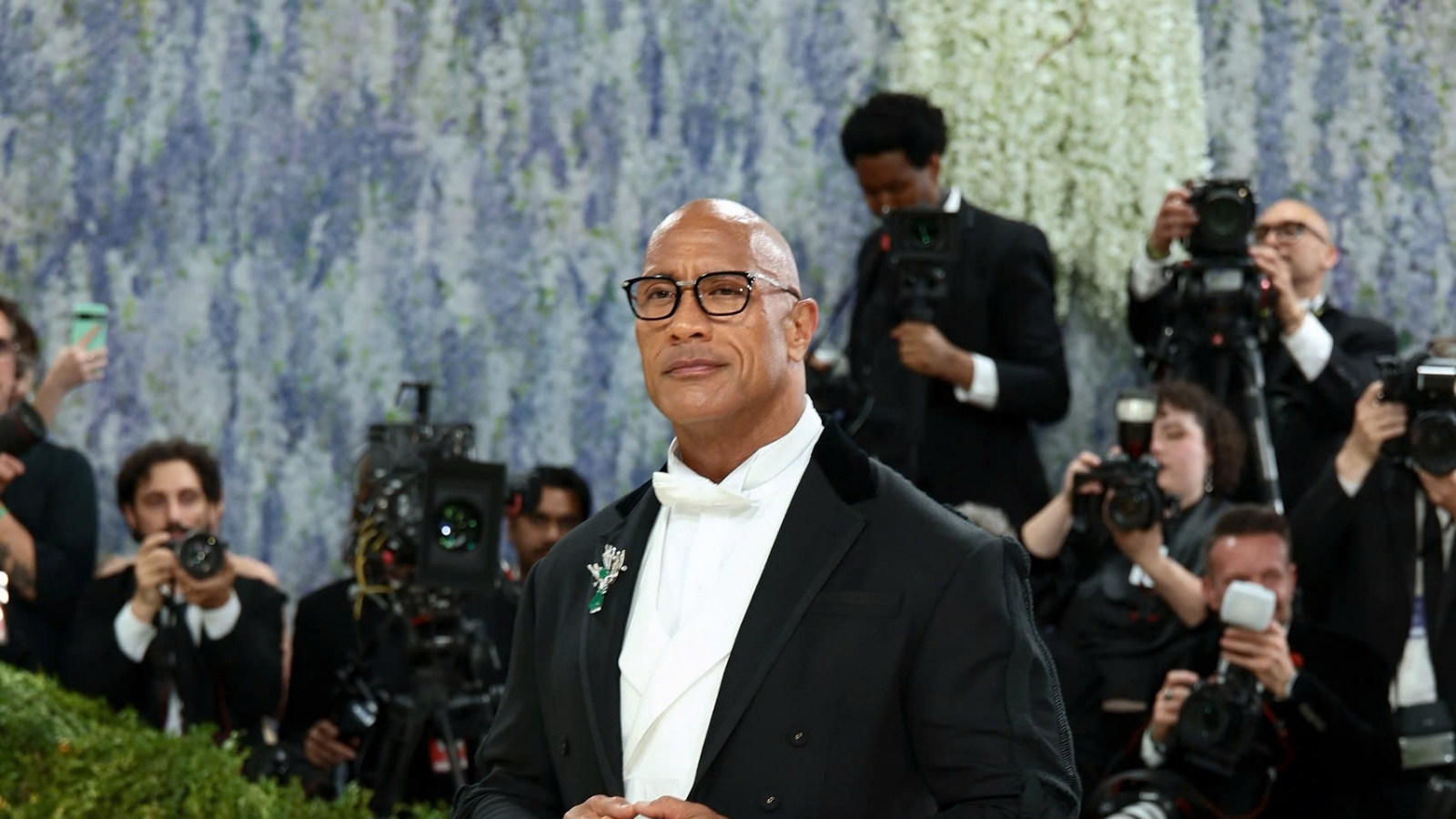 Dwayne Johnson mặc váy đến sự kiện thời trang lớn nhất hành tinh