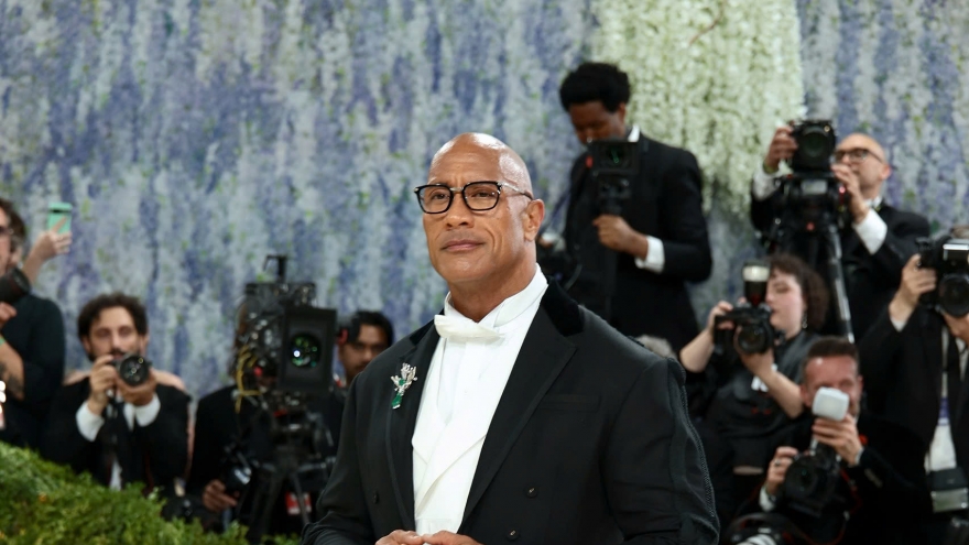 Dwayne Johnson mặc váy đến sự kiện thời trang lớn nhất hành tinh