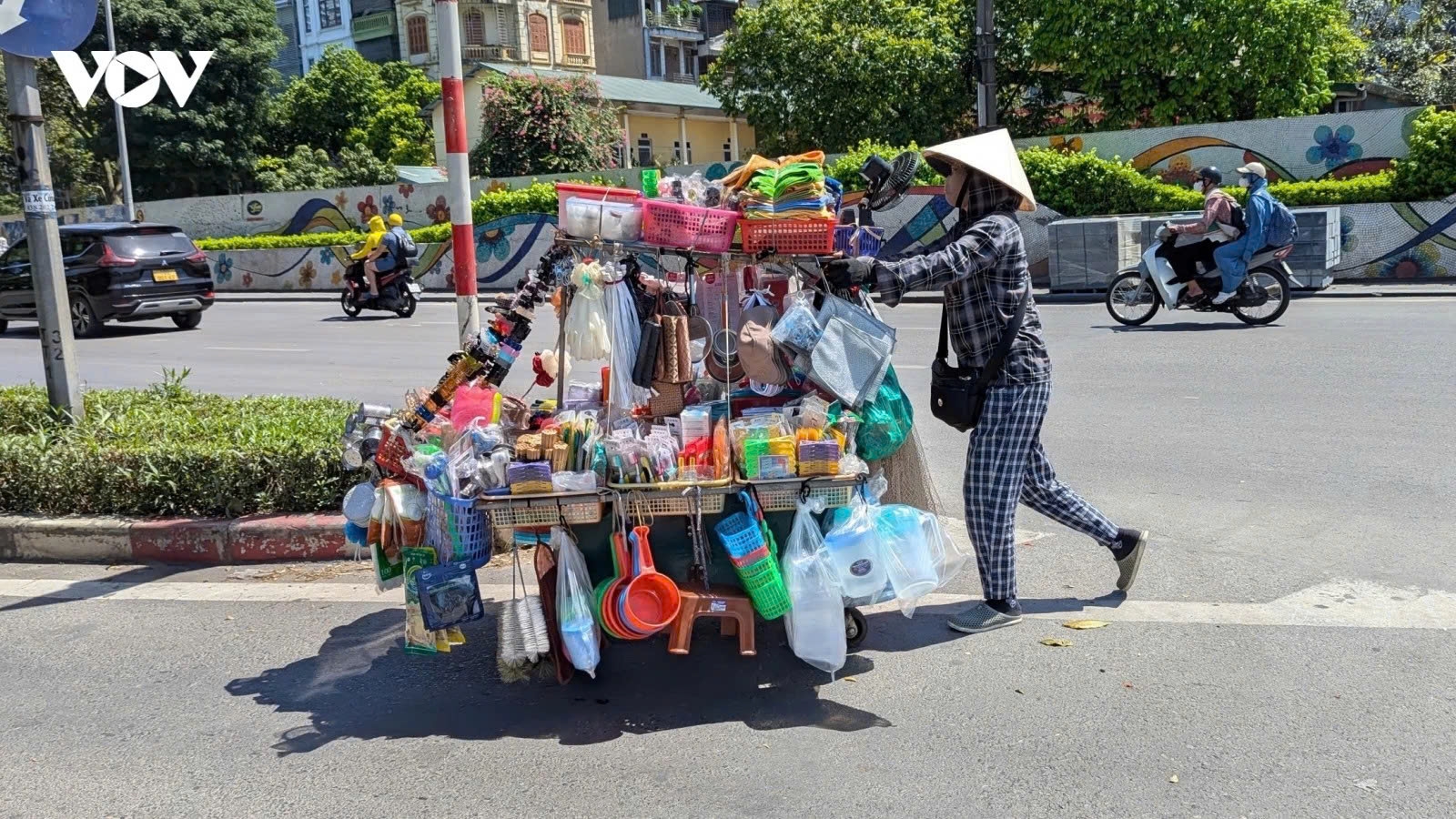 Outdoor workers struggle to make a living in Hanoi under scorching heat