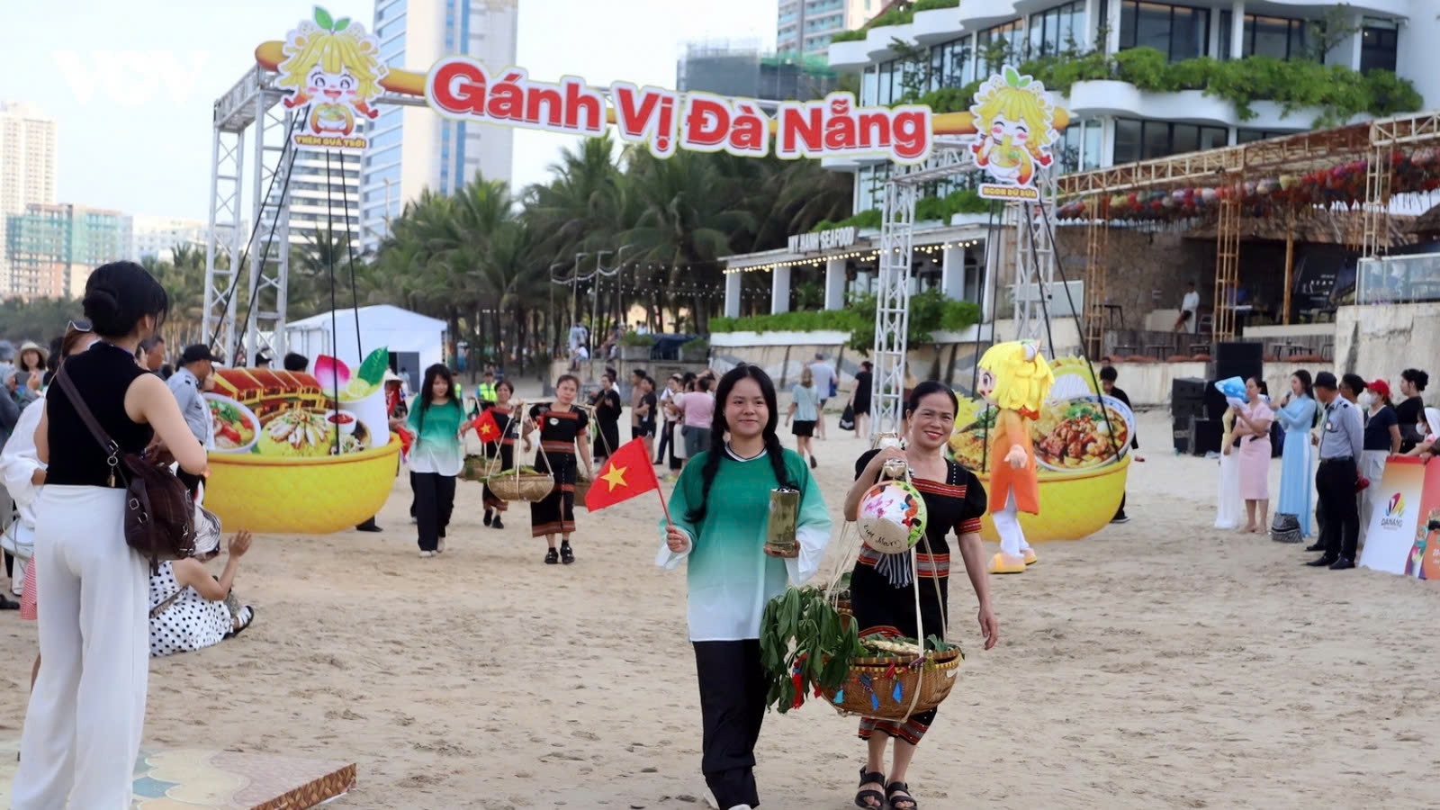First “Gánh vị Đà Nẵng” parade captures attention on My Khe Beach