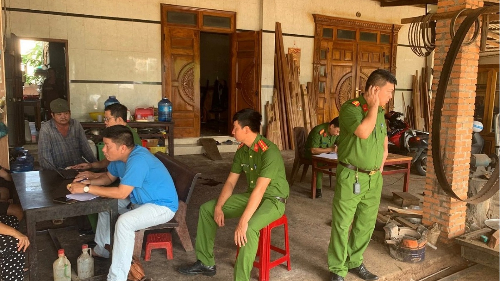 Phát hiện người đàn ông tử vong, trên ngực còn cắm con dao
