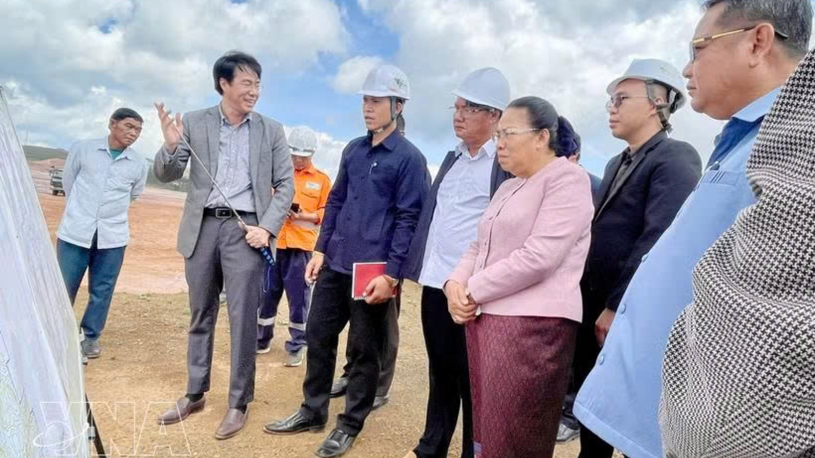 Lao senior legislator visits major Vietnamese-invested project