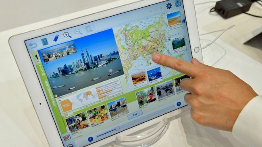 Nhật Bản thúc đẩy số hóa sách giáo khoa