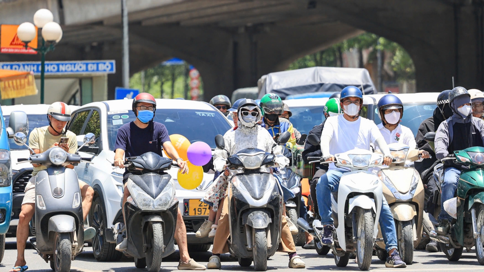 Northern, Central Vietnam endure peak heatwave as temperatures exceed 40°C