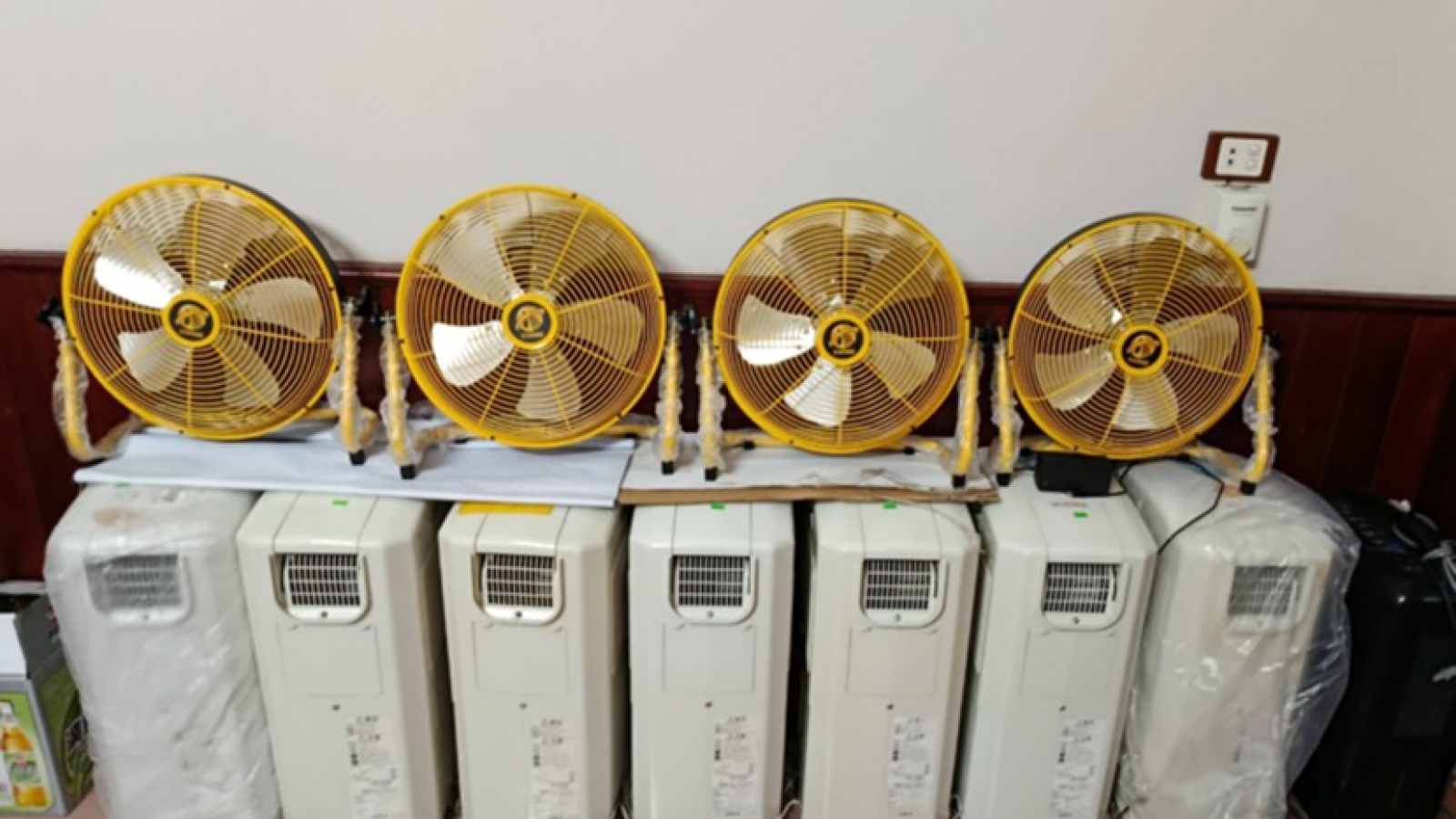 Hanoi heatwave sparks surge in demand for rechargeable fans, backup power devices