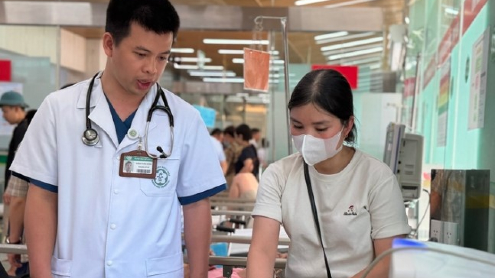 Young outdoor workers hospitalised as temperatures top 40°C in northern Vietnam