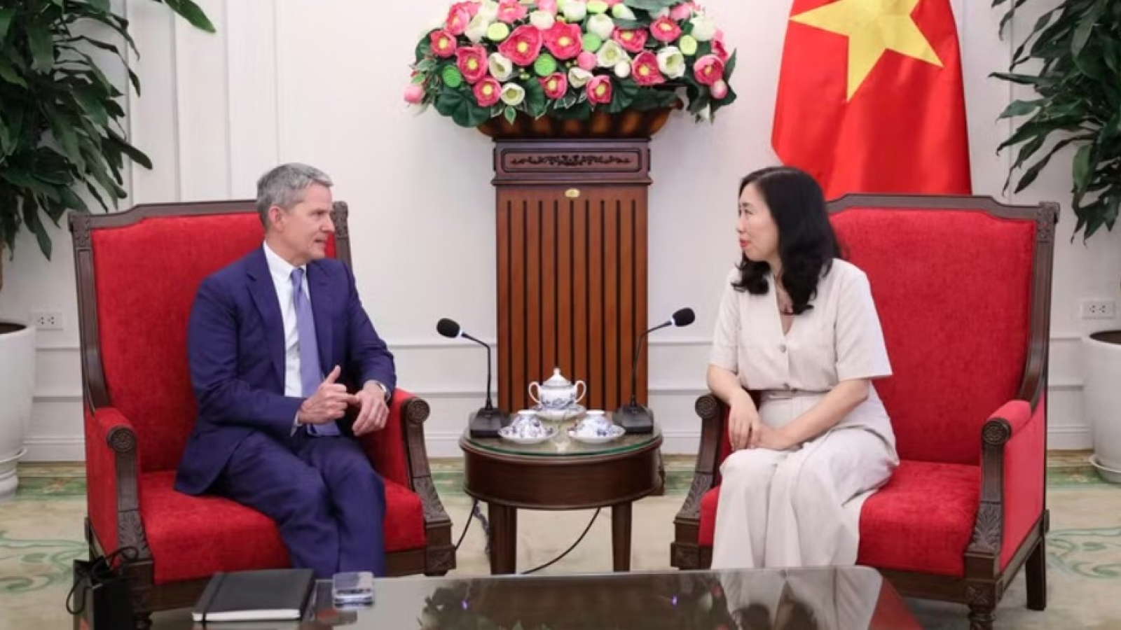 Vietnam, CNN discuss media cooperation, promotion for APEC 2027