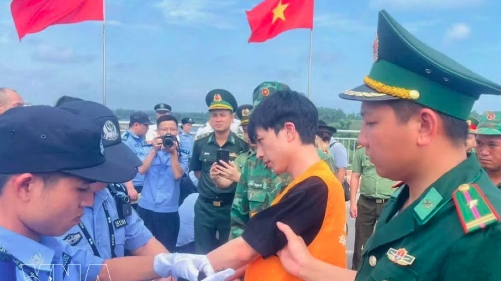 Vietnam hands over 33 law violators to China