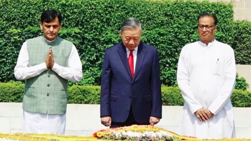 Top leader pays tribute to Mahatma Gandhi, President Ho Chi Minh in New Delhi