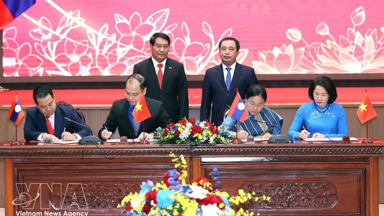Hanoi, Vientiane promote comprehensive cooperation in new phase