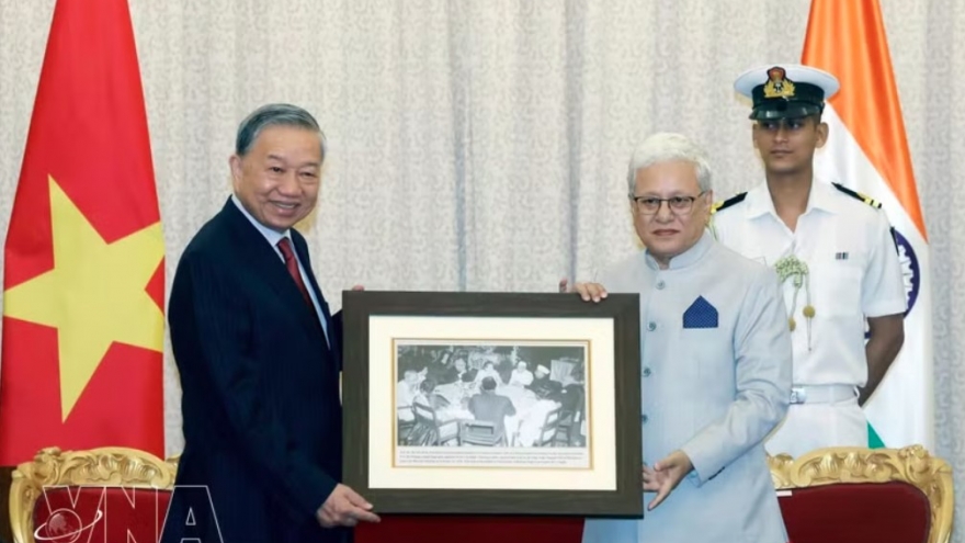 Top Vietnamese leader receives Governor of India's Maharashtra state