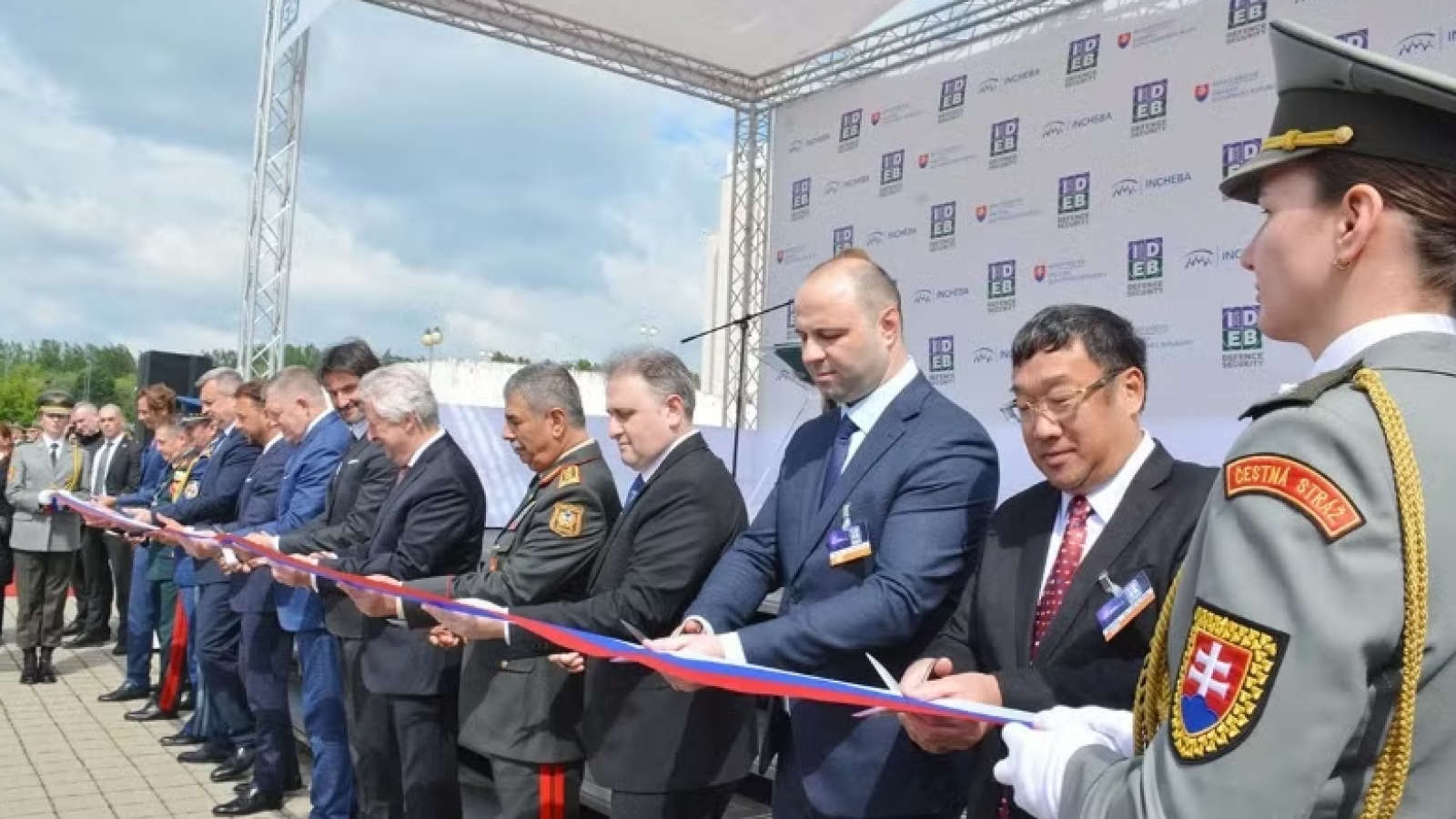 Vietnam attends international defence, security exhibition in Slovakia