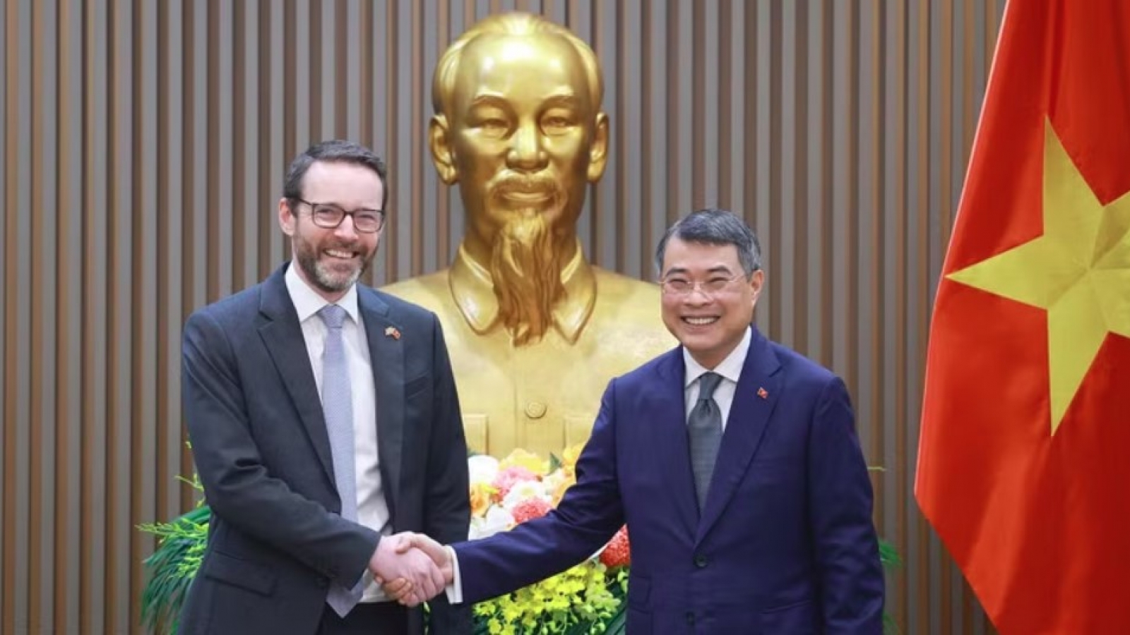 Vietnam attaches great importance to ties with UK: PM