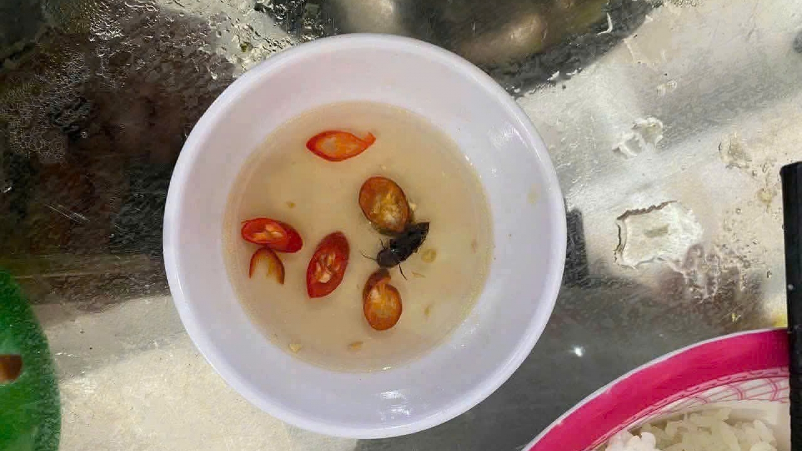 Bữa ăn sinh viên Đại học Huế canh rau có sâu, đơn vị nấu ăn xin lỗi