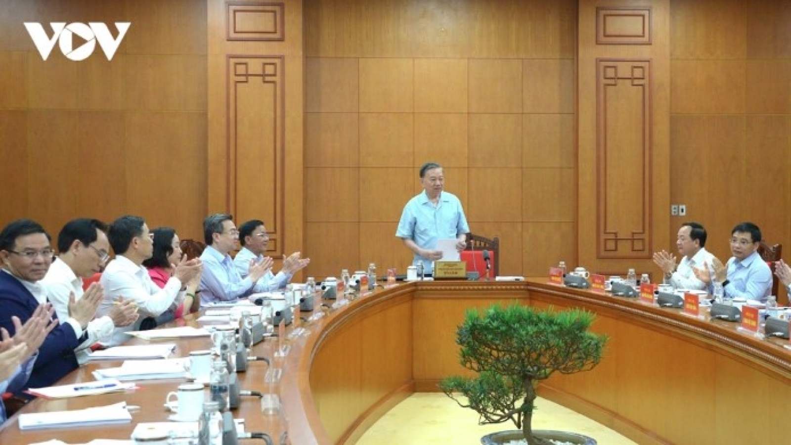 Top Vietnamese leader calls for concentrating resources on growth poles