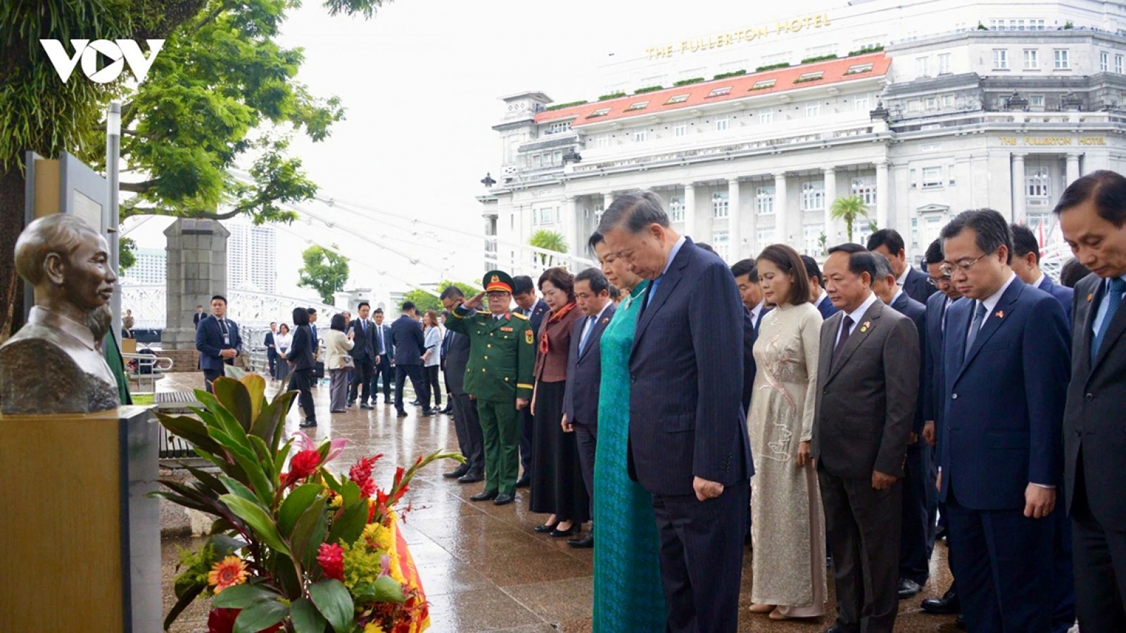 Top leader To Lam pays tribute to President Ho Chi Minh in Singapore