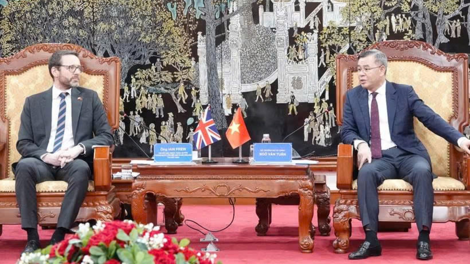 Vietnam seeks to promote cooperation with UK in financial centre development