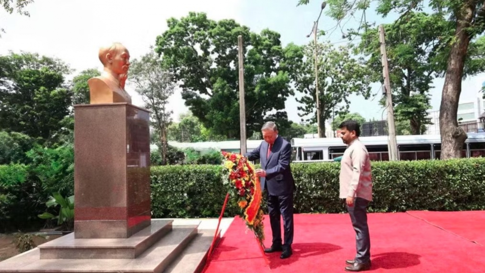 Top leader of Vietnam lays flowers at President Ho Chi Minh Statue in Sri Lanka