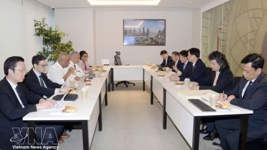 Vietnam studies Colombo smart port city model
