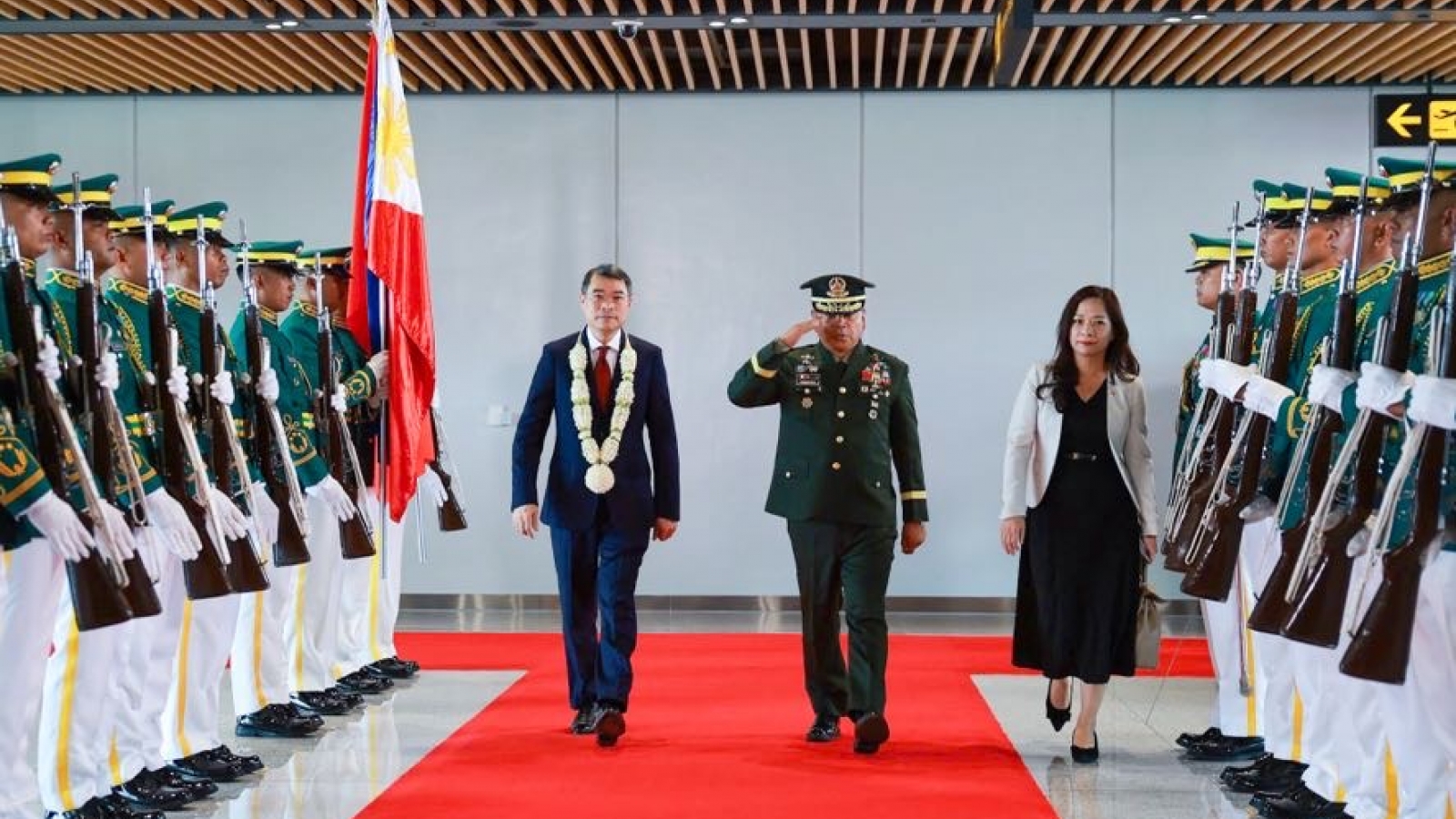 PM Le Minh Hung arrives in Philippines for 48th ASEAN Summit