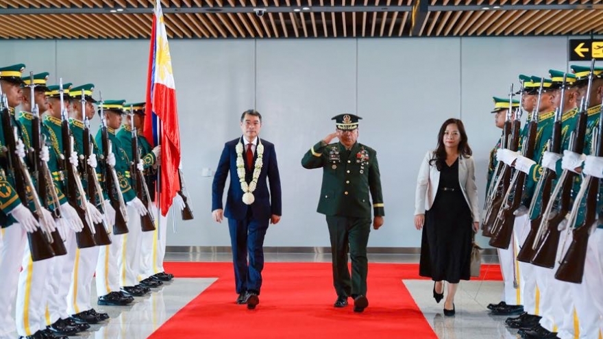 PM Le Minh Hung arrives in Philippines for 48th ASEAN Summit