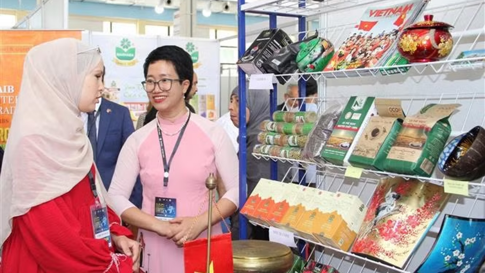 Vietnam tourism booth attracts visitors at travel show in Algiers