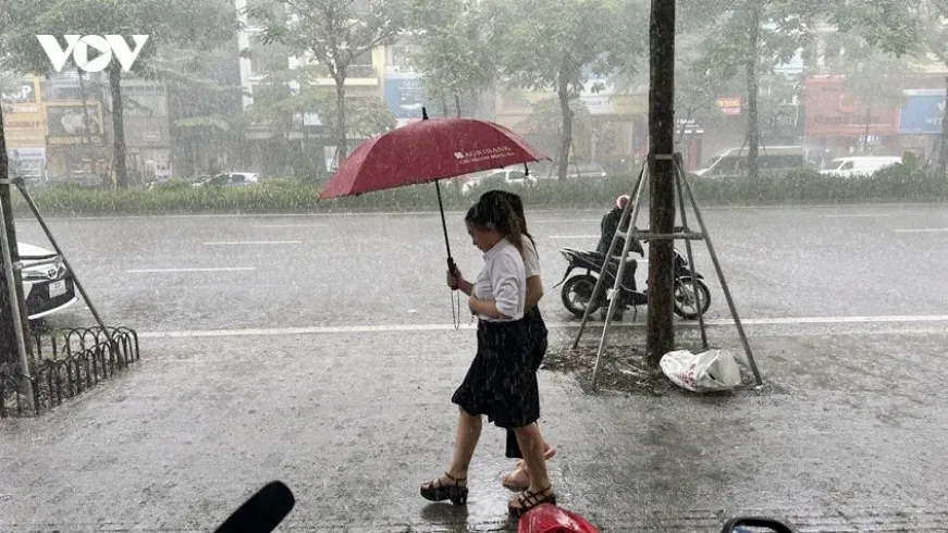 Weak cold air brings rain, Northern Vietnam cools after heatwave