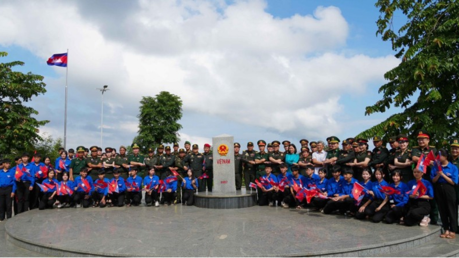 Young officers from Vietnam, Laos and Cambodia visit tri-border marker