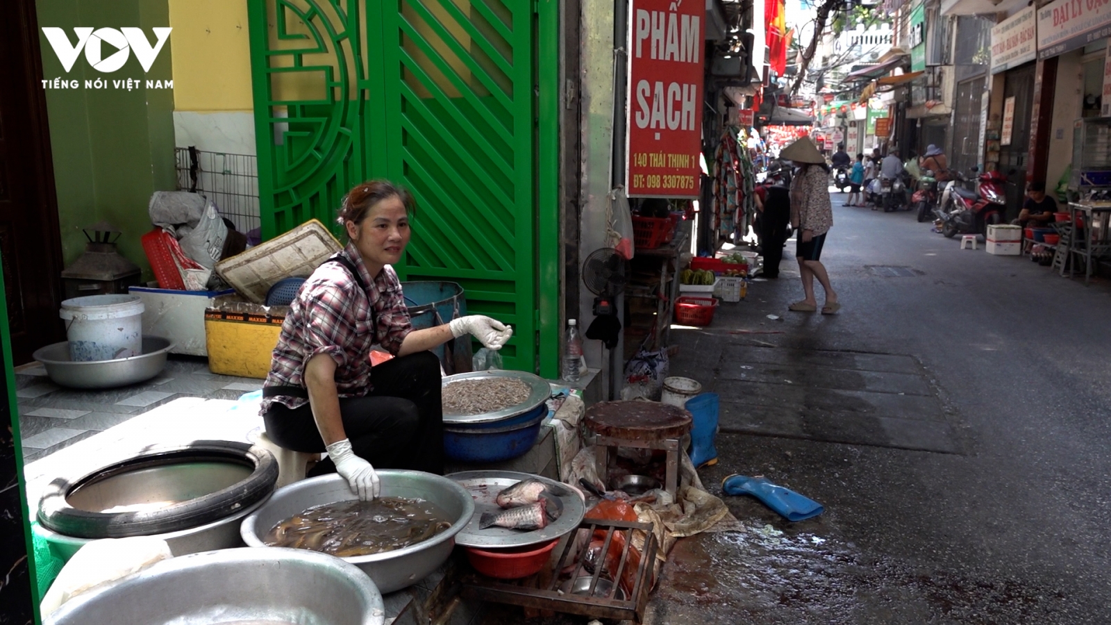 Vỉa hè Hà Nội thông thoáng, tiểu thương tìm cách thích nghi