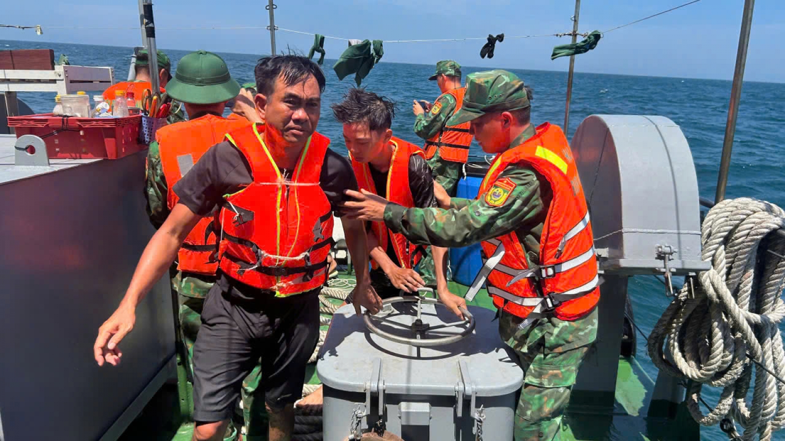 Cứu nạn thành công tất cả ngư dân trên tàu gặp nạn ở vùng biển Hải Phòng
