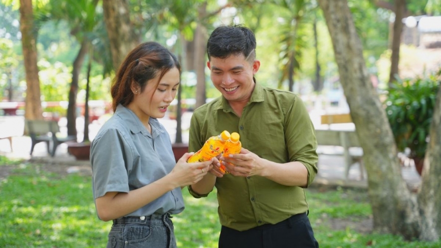 Nắng nóng gia tăng, nhiều người nán lại xé nhãn chai nước để nhận thưởng