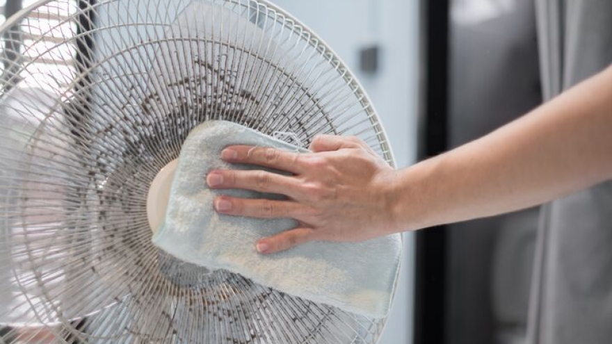3 cách vệ sinh quạt điện không cần tháo lồng