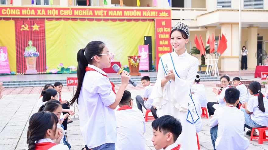 Á hậu Thu Trúc về trường cũ tri ân thầy cô trước khi sang Ai Cập thi quốc tế