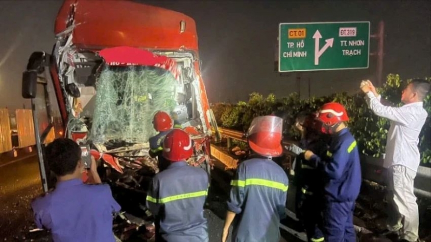 21 rescued after coach rear-ends truck on expressway in Dong Nai, driver dies