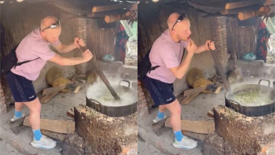 Clip khách Tây nấu nồi cám lợn to đùng ở Hà Giang, vừa khuấy vừa quệt tay nếm thử