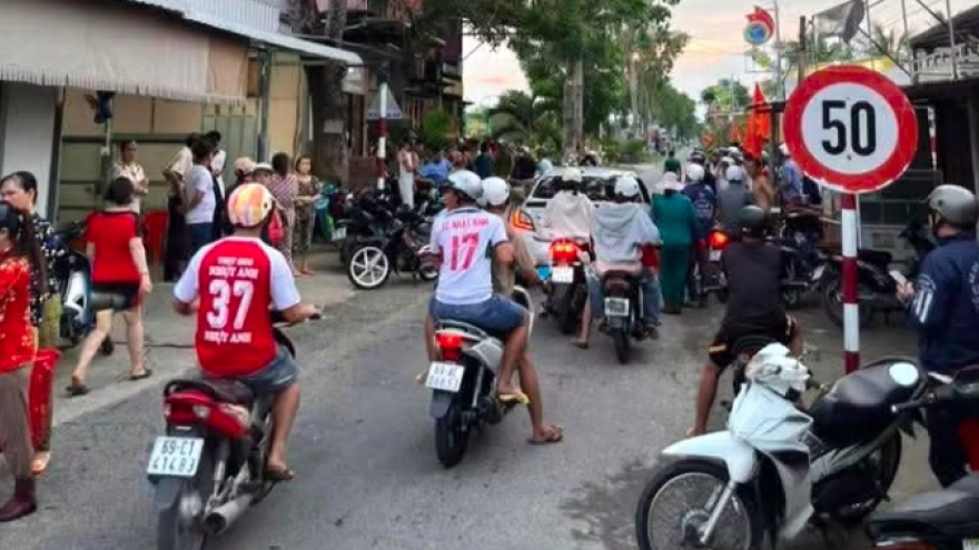 Nhóm thanh niên mang hung khí lao vào quán tấn công, khiến 1 người tử vong